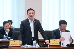 Bộ trưởng Bộ Tài chính Hồ Đức Phớc phát biểu tại Phiên giải trình.