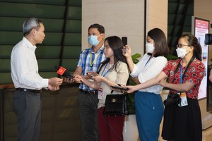 Các nhà báo tác nghiệp hành lang tại Quốc hội khoá XV (Ảnh: M.Minh)