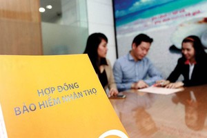 Hoạt động bán chéo bảo hiểm qua hệ thống ngân hàng thời gian qua phát sinh một số sai phạm (Ảnh minh hoạ)