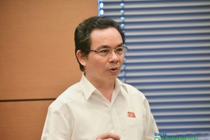 Đại biểu Quốc hội Hoàng Văn Cường (đoàn Hà Nội) thảo luận tại tổ về Luật Nhà ở (sửa đổi) sáng 5/6 (Ảnh: M.M)