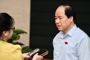 Đại biểu Trương Xuân Cừ (đoàn Hà Nội) trả lời báo chí bên hành lang Quốc hội - Ảnh: M.M