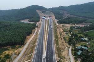 Cao tốc Bắc Nam phía đông, đoạn Nghi Sơn - Diễn Châu (chạy qua Nghệ An) vừa khánh thành hôm 18/10/2023.
