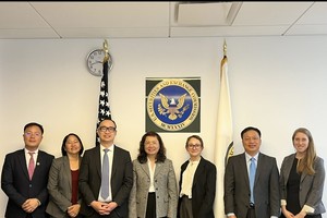 Chủ tịch UBCKNN Vũ Thị Chân Phương (thứ 4 từ trái sang) cùng đoàn công tác tại Uỷ ban Chứng khoán Hoa Kỳ.