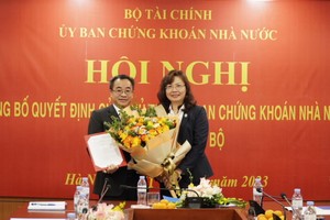 Chủ tịch UBCKNN Vũ Thị Chân Phương trao Quyết định tiếp nhận và bổ nhiệm ông Đậu Huy Sáu.