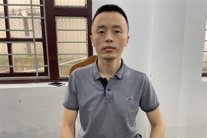 Đối tượng cầm đầu Wang YunTao (quốc tịch Trung Quốc) tại cơ quan công an (Ảnh: BCA)