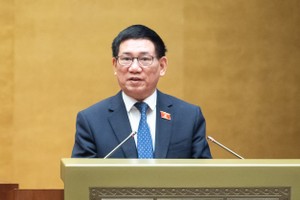 Bộ trưởng Bộ Tài chính Hồ Đức Phớc trình bày dự thảo Nghị quyết sáng 16/1 (Ảnh: quochoi.vn)
