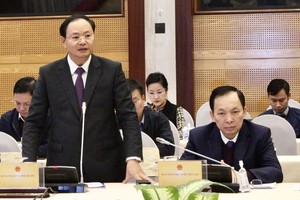 Thứ trưởng Lê Minh Ngân (trái) thông tin về quá trình triển khai Luật Đất đai (sửa đổi) tại họp báo Chính phủ chiều 01/2 (Ảnh: M.Minh)