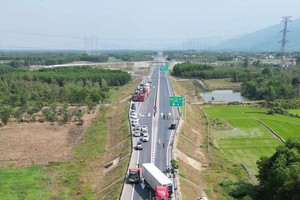 Sau vụ tai nạn giao thông trên cao tốc Cam Lộ - La Sơn khu vực TP Huế hôm 18/2, Thủ tướng chỉ đạo khẩn trương rà soát để đầu tư sớm nhất các tuyến đường bộ cao tốc quy mô 2 làn xe.