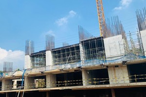 Hoạt động thi công tại dự án Sunshine Crystal River (Tây Hồ Tây) có tiến độ tốt sau khi được tái khởi động.