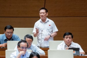 Bộ trưởng Bộ Tài chính Hồ Đức Phớc giải trình về vai trò của hai hệ thống kiểm toán trước Quốc hội sáng 5/6 (Ảnh: QH)