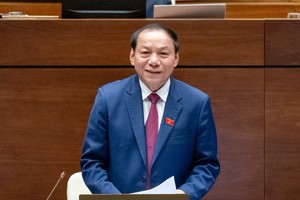 Bộ trưởng Bộ Văn hoá, Thể thao và Du lịch Nguyễn Văn Hùng trả lời chất vấn sáng 6/6.