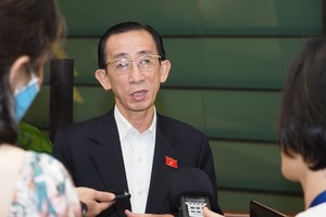 Đại biểu Quốc hội Trần Hoàng Ngân trả lời báo chí bên hàng lang Quốc hội (Ảnh: M.M)