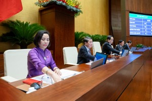 Đại biểu Quốc hội ấn nút thông qua Nghị quyết chiều 8/6