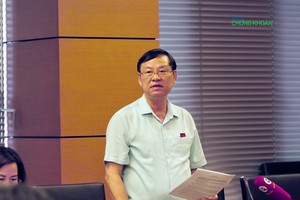 Đại biểu Nguyễn Hữu Chính (đoàn Hà Nội, Chánh án Tòa án nhân dân TP Hà Nội) góp ý cho dự án Luật PCCC và CNCH chiều 19/6 (Ảnh: M.Minh)