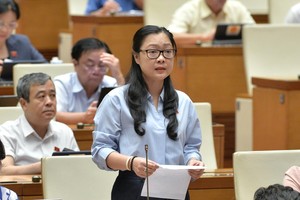 ĐBQH Nguyễn Thị Quyên Thanh (Vĩnh Long) đề nghị khẩn trương chuẩn bị các điều kiện để ba luật mới về bất động sản có hiệu lực sớm.