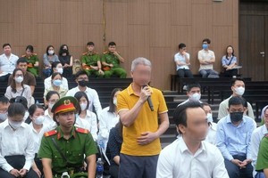 Bị cáo Lê Văn Tuấn (áo vàng) trình bày trước Toà sáng 24/7.