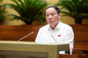 Bộ trưởng Bộ Văn hoá Thể thao và Du lịch Nguyễn văn Hùng trình bày dự thảo Chương trình sáng 1/11.