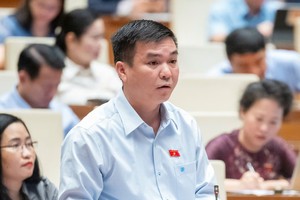 Đại biểu Hà Sỹ Huân (đoàn Bắc Kạn) phát biểu tại buổi thảo luận sáng 1/11