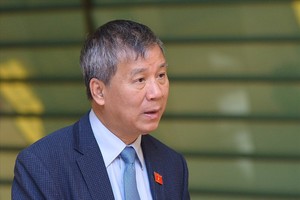 Đại biểu Quốc hội Nguyễn Anh Trí (đoàn Hà Nội) trả lời báo chí bên hành lang Quốc hội.