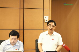 Đại biểu Huỳnh Thành Chung (đoàn Bình Phước) thảo luận tại tổ sáng 13/11 về chủ trương đầu tư đường sắt cao tốc Bắc Nam