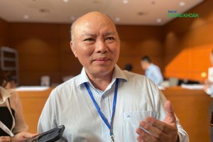 Ông Vũ Đăng Minh, Chánh văn phòng, Người phát ngôn Bộ Nội vụ trả lời báo chí bên hành lang Quốc hội ngày 25/11 (Ảnh: M.Minh)