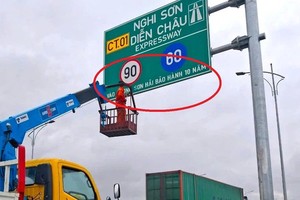 Biển báo có nội dung được cho là quảng cáo của Tập đoàn Sơn Hải gắn trên biển báo cao tốc Nghi Sơn - Diễn Châu (hiện đã bị xóa bỏ).