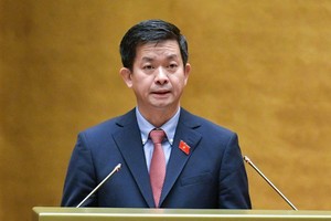 Tổng Thư ký Quốc hội, Chủ nhiệm Văn phòng Quốc hội Lê Quang Tùng trình bày dự thảo Nghị quyết Kỳ họp thứ 8, Quốc hội khóa XV