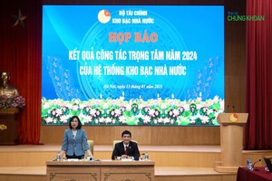 Bà Trần Thị Huệ, Phó tổng giám đốc Kho bạc Nhà nước chủ trì buổi họp báo (Ảnh: H.Y)