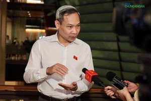 Ông Phan Đức Hiếu trả lời báo chí bên hành lang Quốc hội (Ảnh: M.Minh)