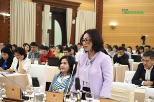 Cục trưởng Cục quản lý Nhà và Thị trường bất động sản (Bộ Xây dựng) Tống Thị Hạnh phát biểu tại họp báo chiều 5/3 (Ảnh: M.M)