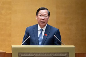 Ông Phan Văn Mãi - Chủ nhiệm Ủy ban Kinh tế và Tài chính báo cáo trước Quốc hội (Ảnh: Cổng TTĐT Quốc hội)