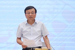 Thứ trưởng Bộ Xây dựng Nguyễn Danh Huy thông tin tới báo chí về phương án bỏ giấy phép xây dựng đối với các công trình, nhà ở của người dân tại họp báo Chính phủ chiều 4/6.