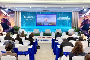 Bà Justine Aroll - Giám đốc điều hành chiến lược thương mại tại Fonterra trình bày tham luận tại Hội thảo sáng 27/6 bằng hình thức trực tuyến từ New Zealand (Ảnh: Chí Cường)