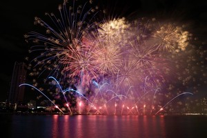 Màn trình diễn pháo hoa với chủ đề "Hòa ca ánh sáng - Khai mở tương lai" của đội pháo hoá Martarello Group S.R.L đến từ nước Ý tại DIFF 2025 đêm 28/6 (Ảnh: H. Yến)