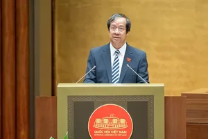 Bộ trưởng Bộ Giáo dục và Đào tạo Nguyễn Kim Sơn trình bày trước Quốc hội Tờ trình dự án Luật sửa đổi, bổ sung một số điều của Luật Giáo dục 2019 sáng 22/10
