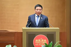 Bộ trưởng Bộ Tài chính Nguyễn Văn Thắng trình bày Tờ trình