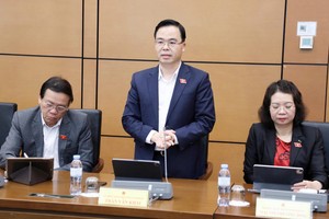 Đại biểu Quốc hội Trần Văn Khải (đoàn Ninh Bình) phát biểu tại tổ sáng 19/11