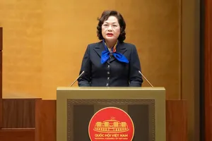 Thống đốc NHNN Nguyễn Thị Hồng trình bày báo cáo tiếp thu, giải trình ý kiến của Ủy ban Thường vụ Quốc hội về dự án Luật Bảo hiểm tiền gửi sáng 10/12.