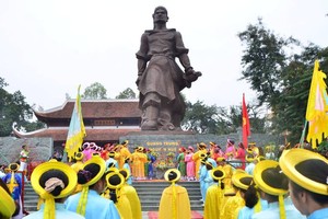 Người dân chen chân xem hội Gò Đống Đa