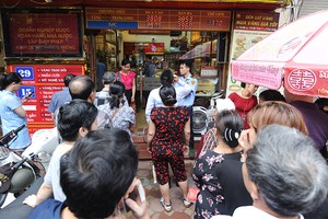 [Chùm ảnh] Vàng tăng vọt, người dân đổ xô xếp hàng chờ mua từ sáng sớm