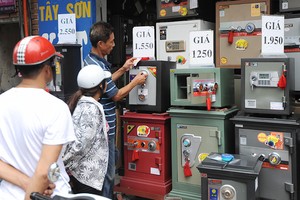 Khách hàng đang chọn lựa két sắt trên phố Tây Sơn 