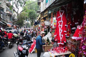 Những ngày này phố Hàng Mã rất đông đúc người mua sắm