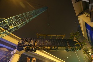 Toa tàu đường sắt trên cao đầu tiên được đưa vào vị trí