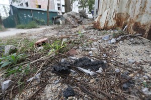 Kim tiêm bủa vây quanh khu nhà A2, A3 thuộc dự án nhà ở sinh viên Pháp Vân - Tứ Hiệp