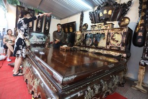 Sập gụ khảm trai giá hơn 1 tỷ đồng tại Hội chợ Nông sản 