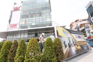 Công nhân vẫn đang tiếp tục xây dựng hoàn thiện dự án Artemis trong sáng ngày 10/5