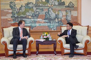 Quốc vụ khanh Anh đến thăm Sở Giao dịch Chứng khoán Hà Nội