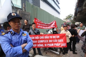 Khách hàng Dự án Discovery Complex 302 Cầu Giấy căng băng rôn phản đối chủ đầu tư