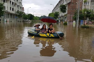 Dân Thiên Đường Bảo Sơn chèo thuyền vào nhà 