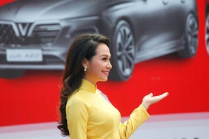 Người dân háo hức chờ giây phút được “mục sở thị” xe Vinfast
